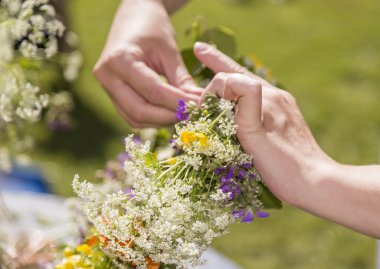 Bir İsveçli yaz baş oluşturma yapma kadın 