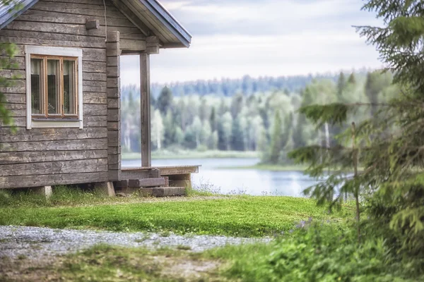 Cabane avec lac et forêt — Photo