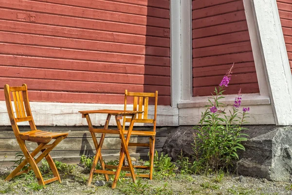 Столы и стулья по зданиям — стоковое фото