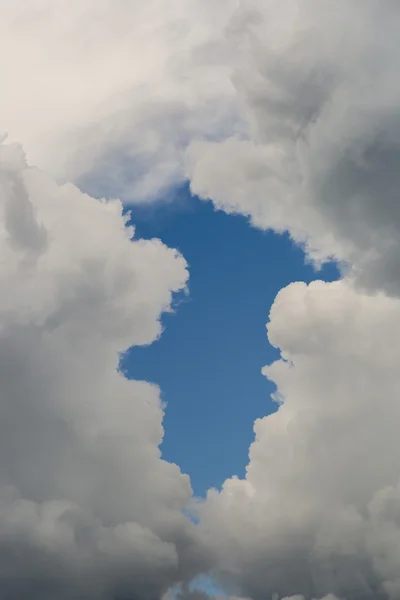 雷の雲と青い空 — ストック写真