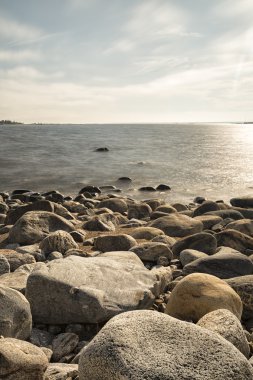 Okyanus üzerinde kayalık sahil