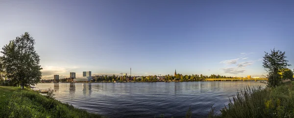 Řeka a panorama města — Stock fotografie