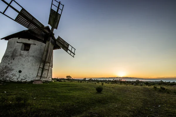 Mulino a vento al tramonto — Foto Stock