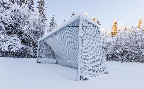 Voetbal doel bedekt met sneeuw — Stockfoto