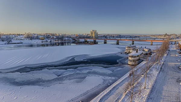 Río congelado con Brigde en Umea, Suecia —  Fotos de Stock