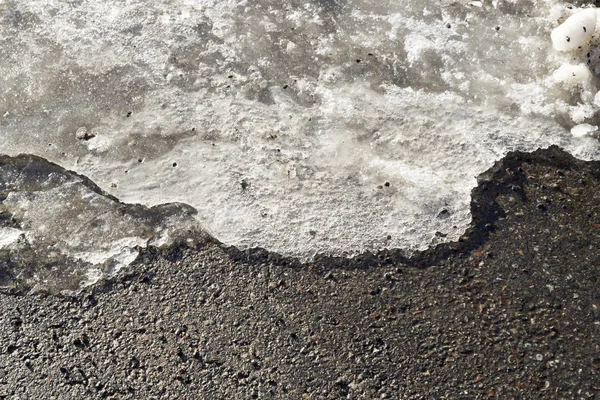 Derretimento de gelo na estrada — Fotografia de Stock