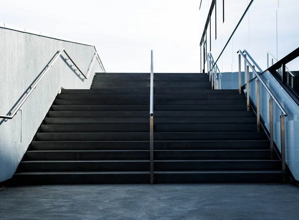 Escadas por edifício de vidro moderno — Fotografia de Stock