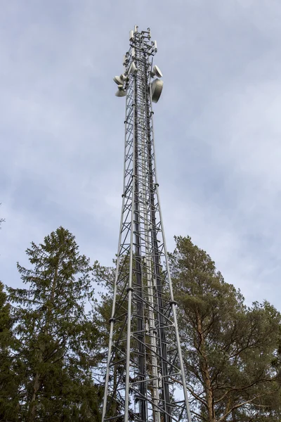 Torre del teléfono móvil con árboles Imagen De Stock