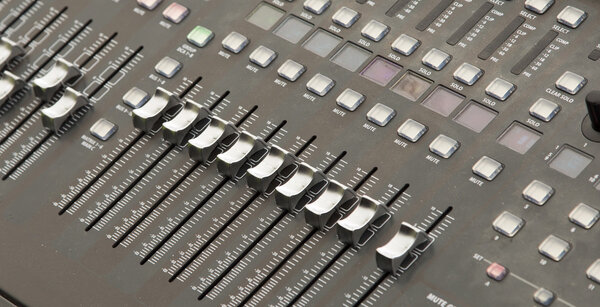 Смесительная панель закрывается
