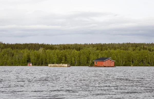 Σπίτι στη μέση του ποταμού στο Umea, Σουηδία — Φωτογραφία Αρχείου