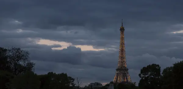 Torre Eiffel en París, Francia Espumoso de noche — Foto de Stock