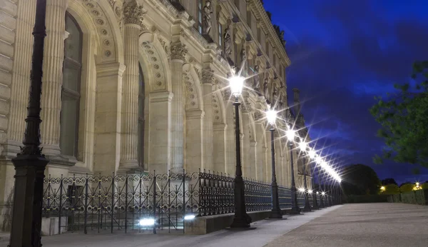 在法国巴黎卢浮宫博物馆的路灯 — 图库照片
