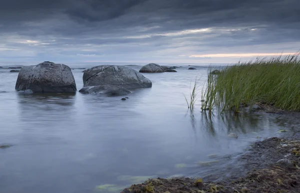 Oceano calmo com rochas — Fotografia de Stock