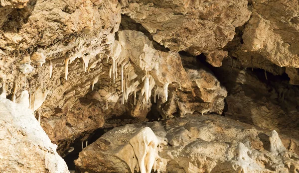 Stalactieten en stalagmieten in de grot — Stockfoto