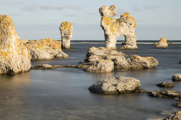 Sea Stack en Faro, Gotland en Suecia Imágenes De Stock Sin Royalties Gratis