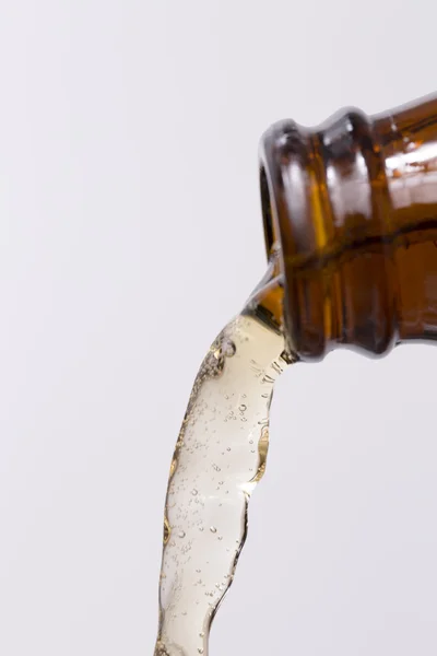 Bira şişe dışarı dökme