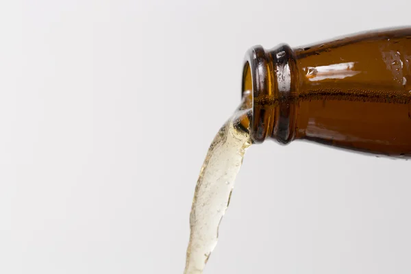 Cerveza que vierte de la botella — Foto de Stock