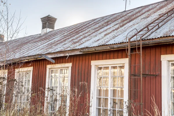 Edifício Weathered com escada — Fotografia de Stock