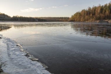 Su buz gibi Nehri üzerinde