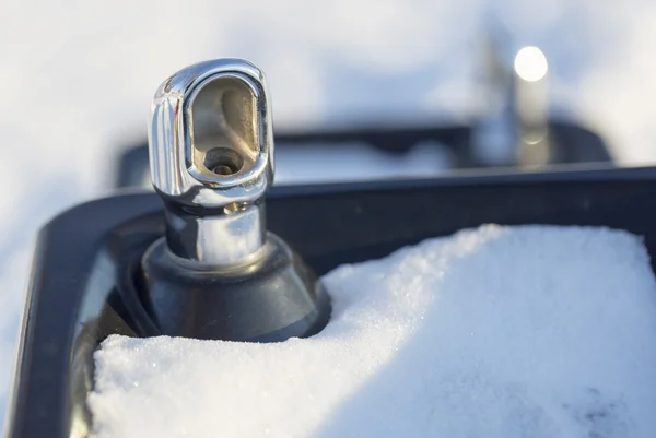 Trinkbrunnen mit Schnee — Stockfoto