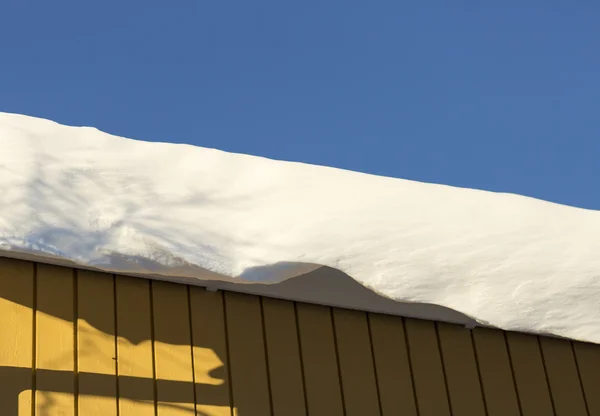 Schneedecke hängt vom Dach — Stockfoto