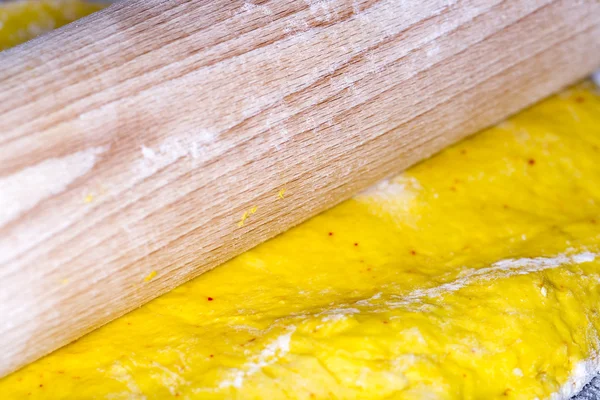 Safran çörek hamur rulo — Stok fotoğraf