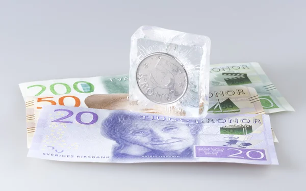 Moneda sueca de cinco coronas en hielo — Foto de Stock