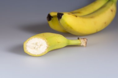 İkiye dilimlenmiş muz