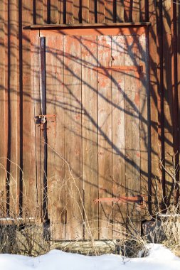 eski kırmızı kapı