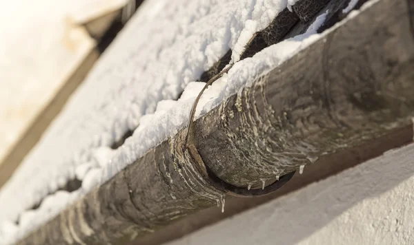 Старая канавка со снегом — стоковое фото
