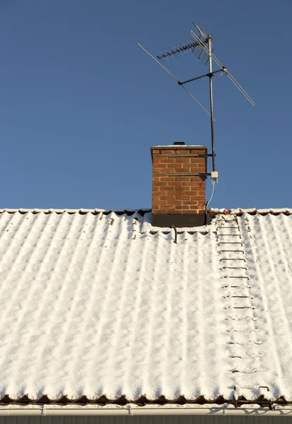 Крыша покрыта снегом — стоковое фото