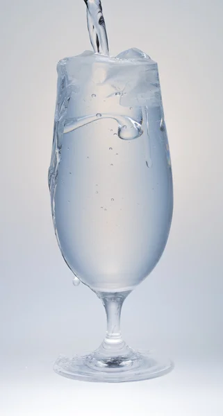 氷と水の完全なガラス — ストック写真