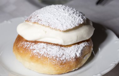 Plaka üzerinde Paskalya çöreği