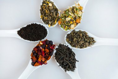 Kuru çay ürün yelpazesine. Çay beyaz izole çeşitli. Çay yaprakları farklı türde. Farklı tipteki çay çay kompozisyon. Çay kavramı. Çay yaprakları