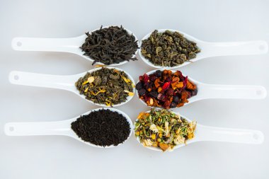Kuru çay ürün yelpazesine. Çay beyaz izole çeşitli. Çay yaprakları farklı türde. Farklı tipteki çay çay kompozisyon. Çay kavramı. Çay yaprakları