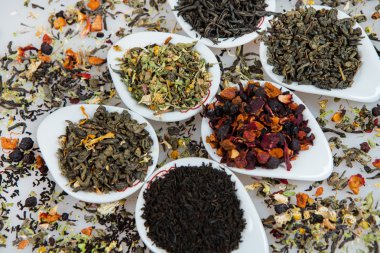 Kuru çay ürün yelpazesine. Çay beyaz izole çeşitli. Çay yaprakları farklı türde. Farklı tipteki çay çay kompozisyon. Çay kavramı. Çay yaprakları