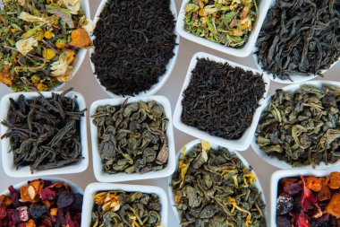 Kuru çay ürün yelpazesine. Çay beyaz izole çeşitli. Çay yaprakları farklı türde. Farklı tipteki çay çay kompozisyon. Çay kavramı. Çay yaprakları