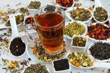 Kuru çay ürün yelpazesine. Çay beyaz izole çeşitli. Çay yaprakları farklı türde. Farklı tipteki çay çay kompozisyon. Çay kavramı. Çay yaprakları