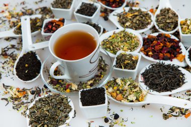 Kuru çay ürün yelpazesine. Çay beyaz izole çeşitli. Çay yaprakları farklı türde. Farklı tipteki çay çay kompozisyon. Çay kavramı. Çay yaprakları