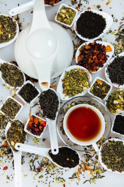 Kuru çay ürün yelpazesine. Çay beyaz izole çeşitli. Çay yaprakları farklı türde. Farklı tipteki çay çay kompozisyon. Çay kavramı. Çay yaprakları