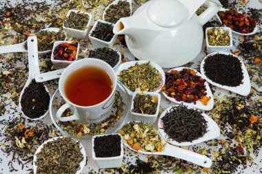 Kuru çay ürün yelpazesine. Çay beyaz izole çeşitli. Çay yaprakları farklı türde. Farklı tipteki çay çay kompozisyon. Çay kavramı. Çay yaprakları