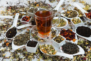Kuru çay ürün yelpazesine. Çay beyaz izole çeşitli. Çay yaprakları farklı türde. Farklı tipteki çay çay kompozisyon. Çay kavramı. Çay yaprakları