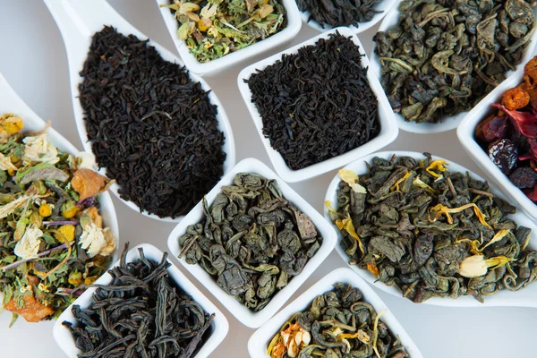 Surtido de té seco. Varios tipos de té aislado en blanco.Diferentes tipos de hojas de té. Composición del té con diferentes tipos de té. Concepto de té. Hojas de té — Foto de Stock