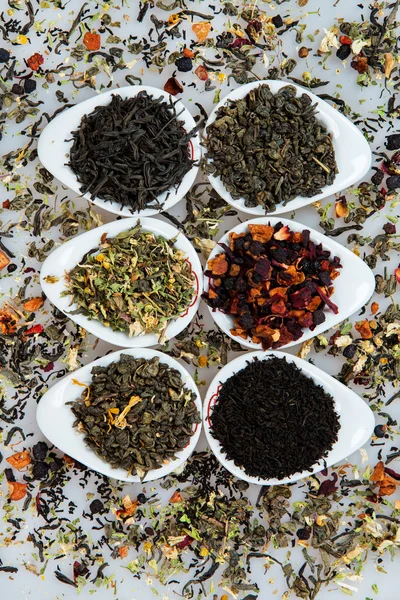 Kuru çay ürün yelpazesine. Çay beyaz izole çeşitli. Çay yaprakları farklı türde. Farklı tipteki çay çay kompozisyon. Çay kavramı. Çay yaprakları