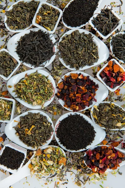 Sortiment suchého čaje. Různé druhy čaje izolovaných na bílém. Různé druhy čajových lístků. Čaj složení s různými druhy čaje. Koncept čaj. Čajové lístky — Stock fotografie