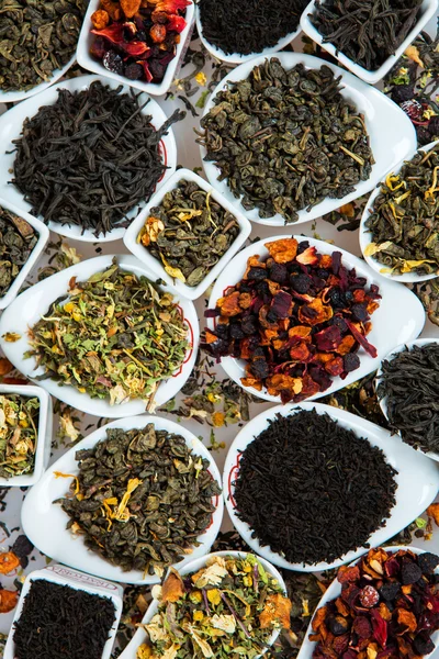 Sortiment suchého čaje. Různé druhy čaje izolovaných na bílém. Různé druhy čajových lístků. Čaj složení s různými druhy čaje. Koncept čaj. Čajové lístky — Stock fotografie