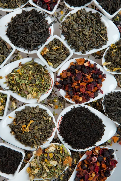 Surtido de té seco. Varios tipos de té aislado en blanco.Diferentes tipos de hojas de té. Composición del té con diferentes tipos de té. Concepto de té. Hojas de té — Foto de Stock