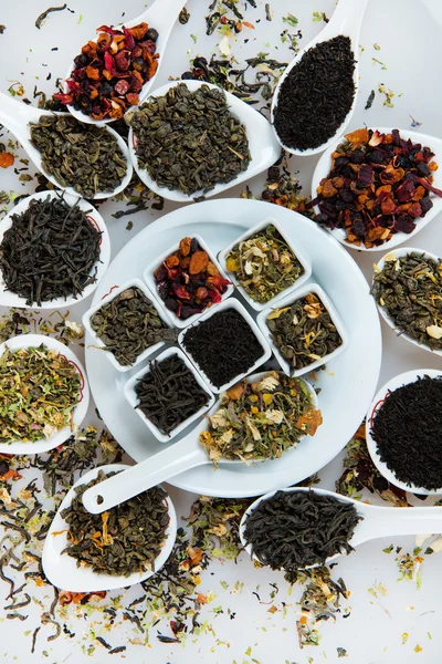 Sortimento de chá seco. Vários tipos de chá isolado no branco.Diferentes tipos de folhas de chá. Composição de chá com diferentes tipos de chá. Conceito de chá. Chá folhas — Fotografia de Stock