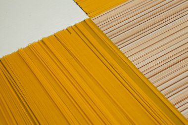 Spagetti arka plan. Siyah zemin üzerine sarı uzun spagetti. İnce makarna satırları düzenlenmiştir. Sarı İtalyan makarna. Uzun spagetti. Pişmemiş spagetti duvar kağıdı.