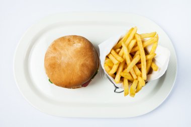 Taze hamburger plaka sebze ve patates kızartması. Büyük hamburger. Hamburger için malzemeler. Üstten Görünüm